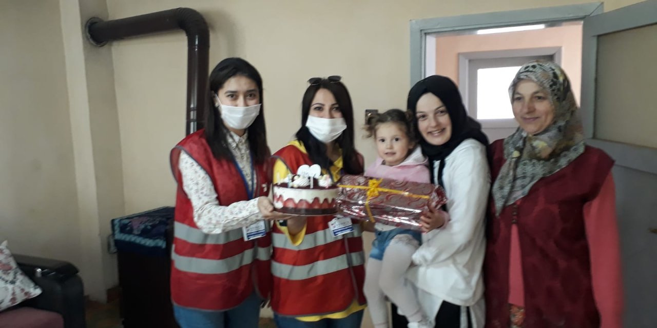 Karabük Vefa ekiplerinden 3 yaşındaki çocuğa doğum günü pastası