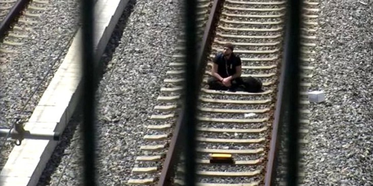 Tren raylarına çantasıyla oturdu, bomba diye bağırdı!