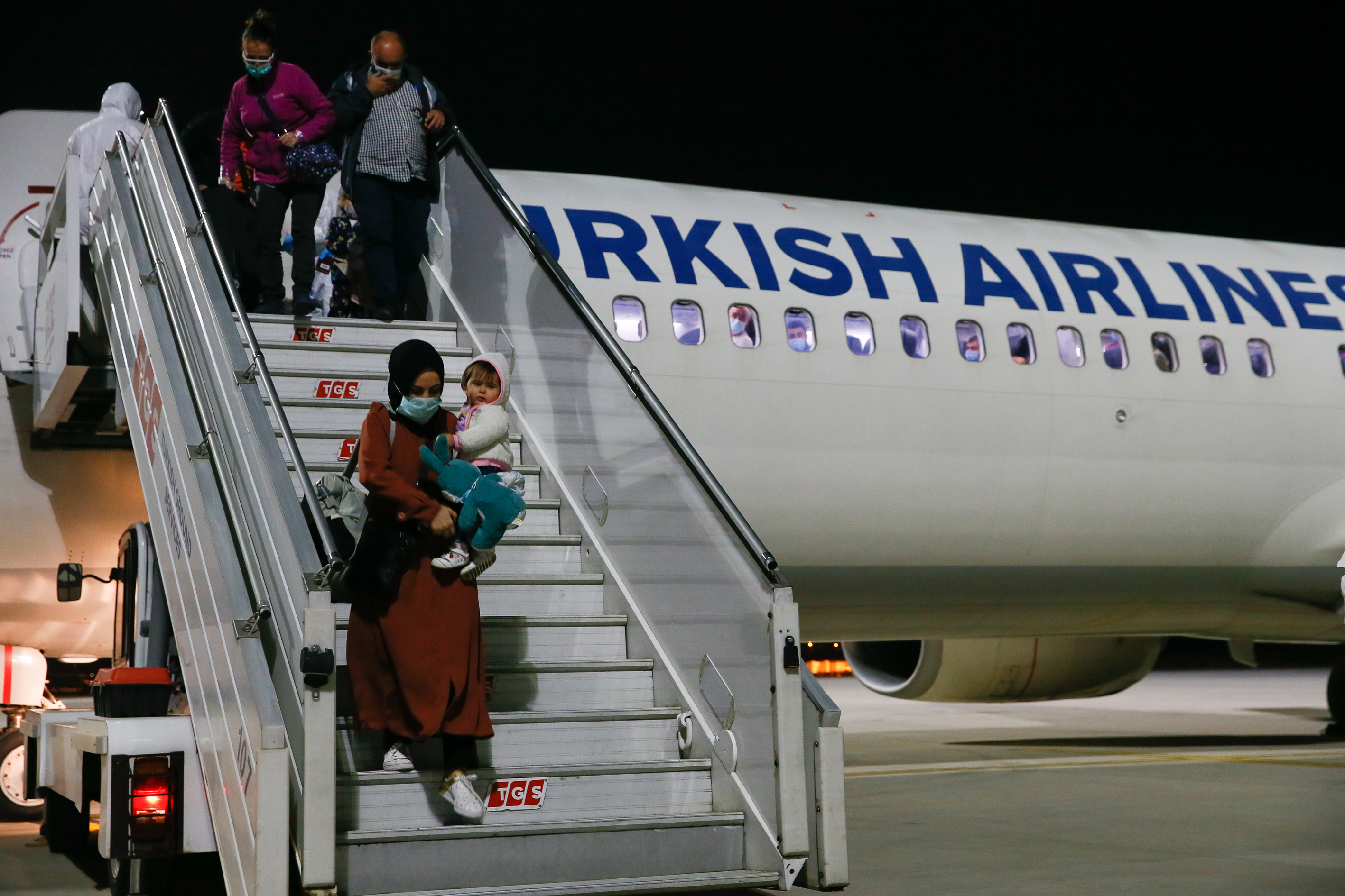 Nijerya ve Gana'dan 133 vatandaşımız İzmir'e getirildi