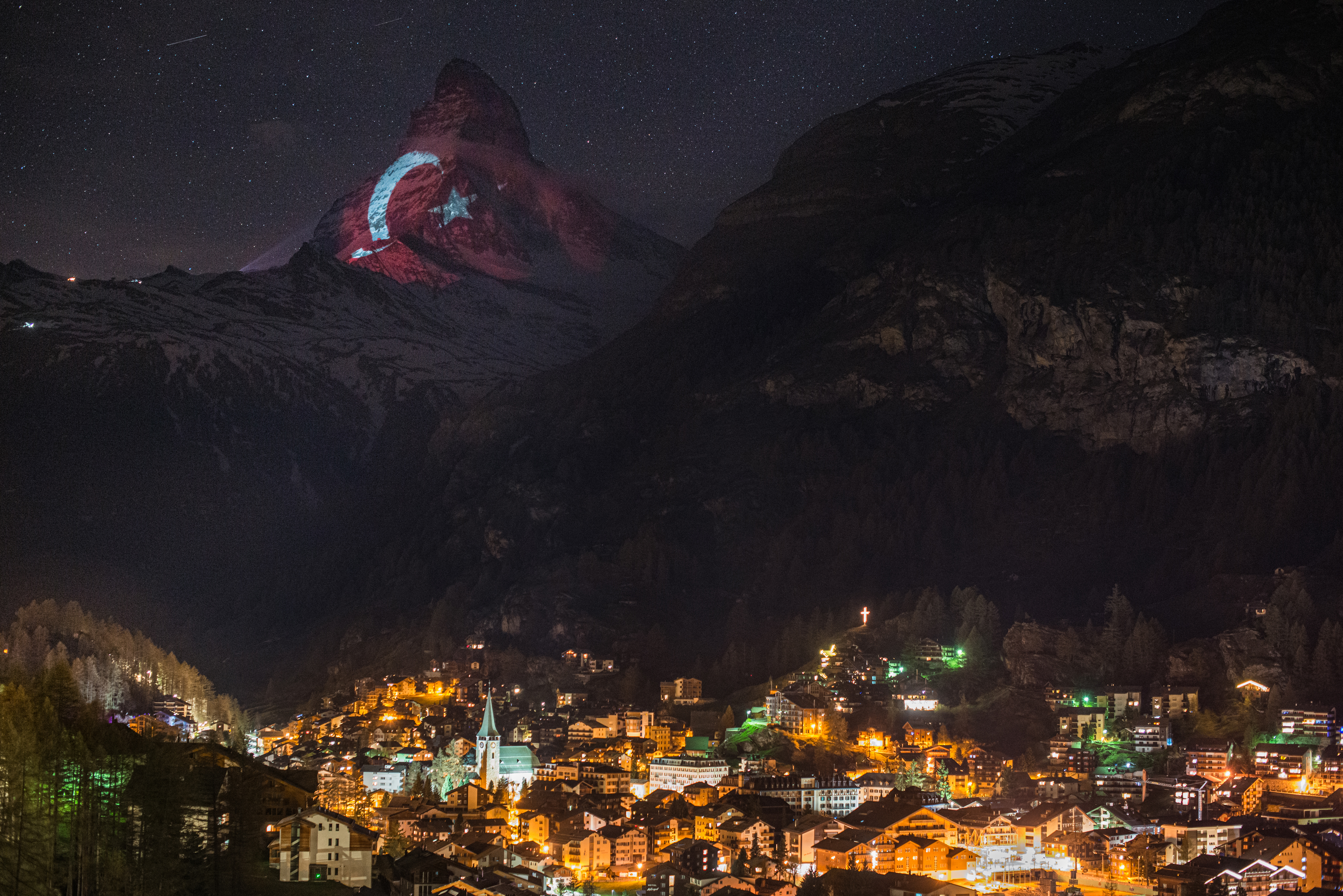 İsviçre Alpleri'nin zirvesindeki Türk bayrağı gönüllere dokundu