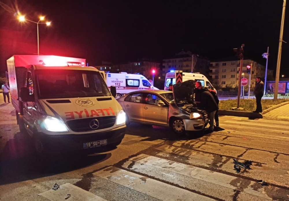 Çorum'da iki otomobil çarpıştı 3 kişi yaralandı