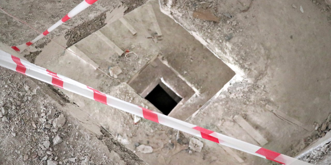 Daire bakmak için girdiği binada kucağında bebeğiyle düştü