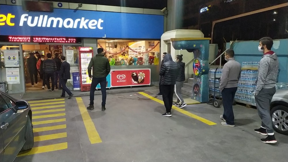 Yasağın ardından vatandaşlar benzinliklere akın etti