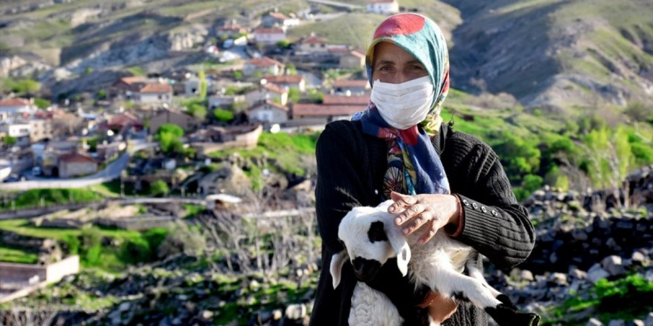 Konya'da Kadın Çoban ve Dostu Koyunlar