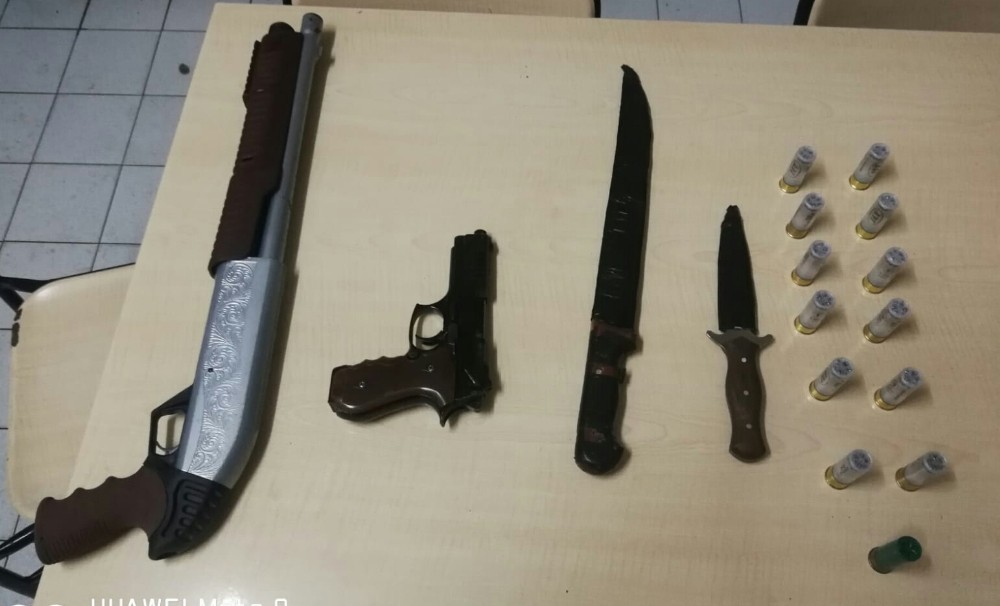 Polisin şüphelenip aradı! Araçtan tüfek ve kesici aletler çıktı