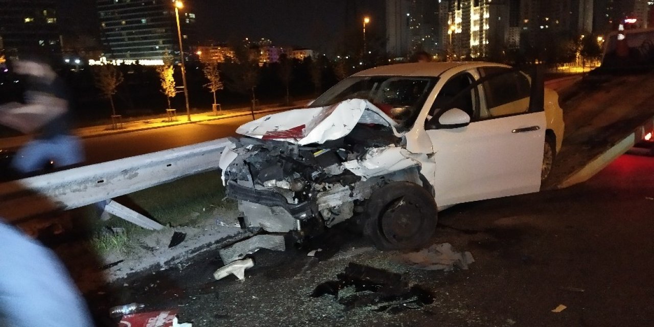 Kontrolden çıkan araç önce motosiklete sonra park halindeki araca çarptı: 2’si ağır 5 yaralı