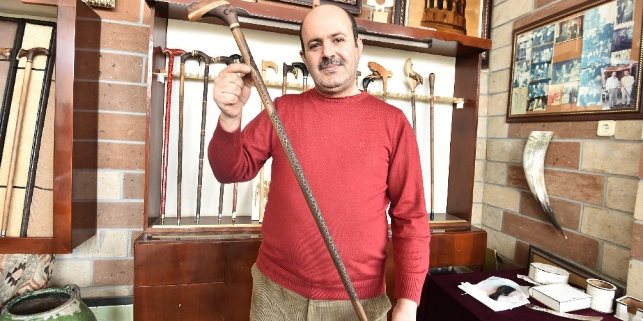 Ahlatlı usta, Sağlık Bakanı Koca'ya asırlık ceviz ağacından özel baston yaptı