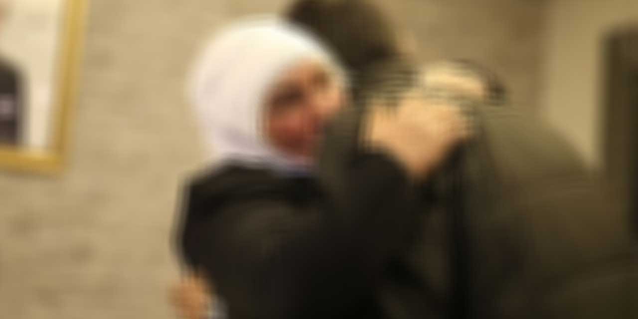 HDP önünde eylem yapan babanın evlat sevinci