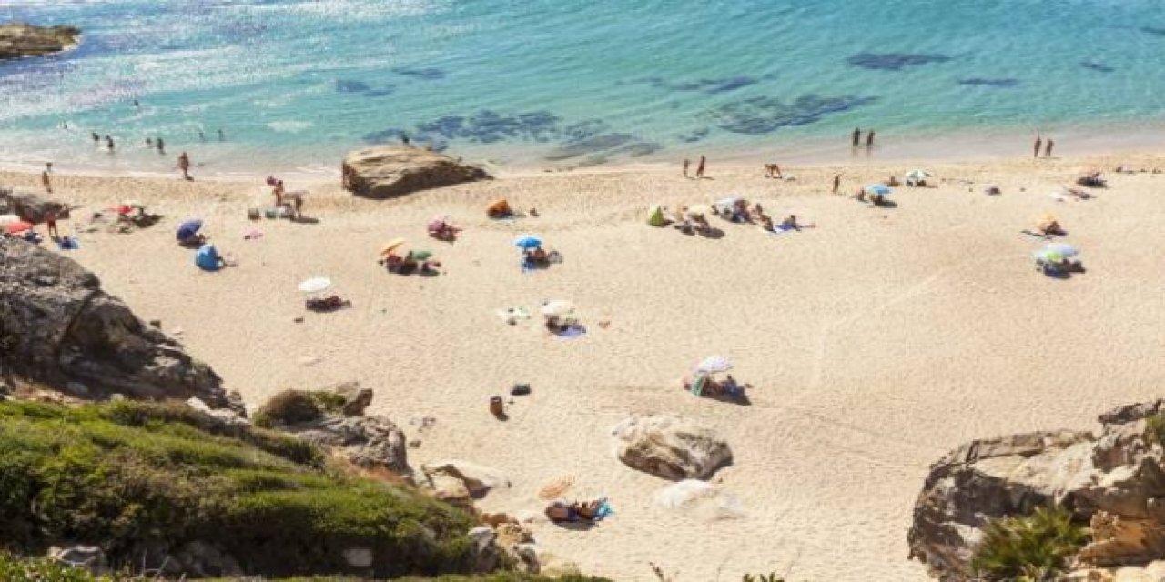 Belediye Plajı Çamaşır Suyuyla Yıkadı