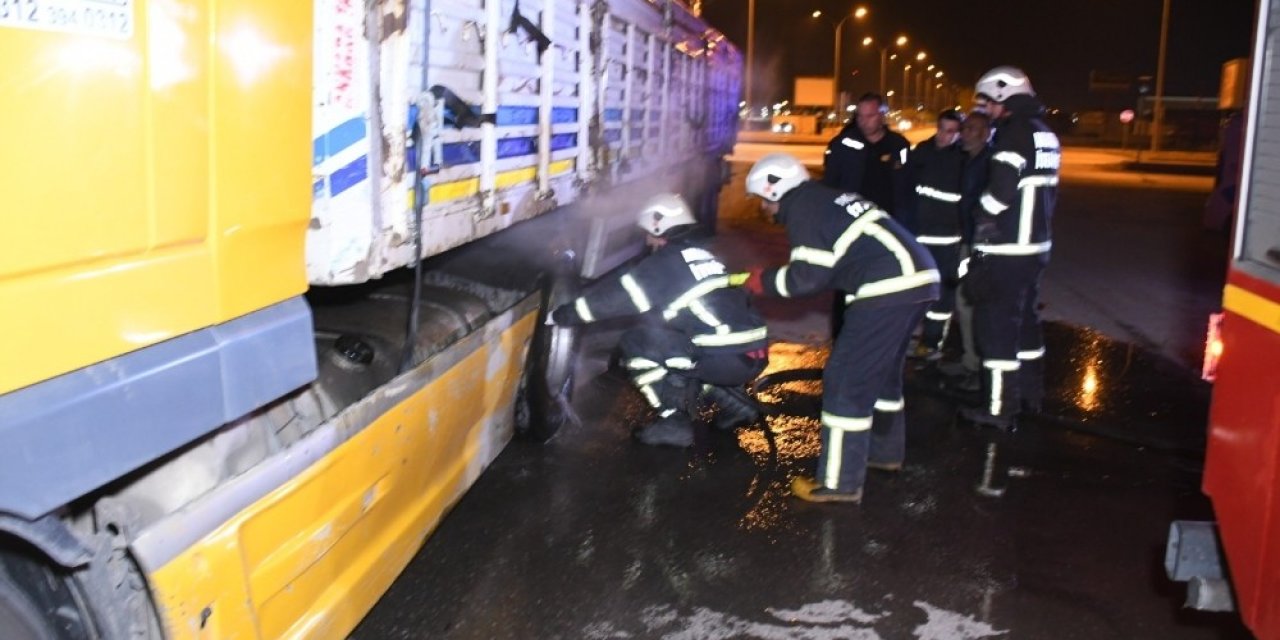 Tır dorsesinde çıkan yangın paniği