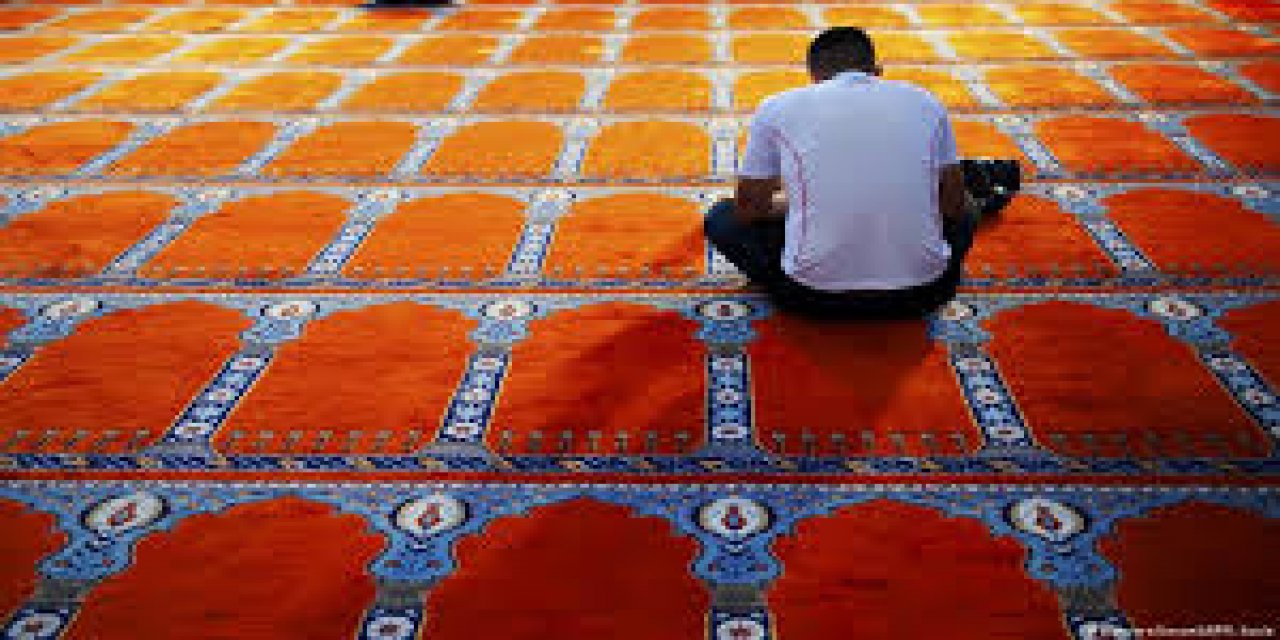 Almanya'da sokakta cuma namazına izin