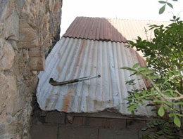 PKK'nın roketi evin çatısına saplandı