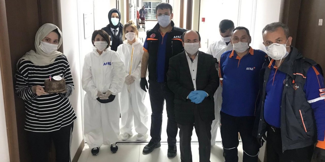 Karantinadaki dört kişiye sürpriz doğum günü