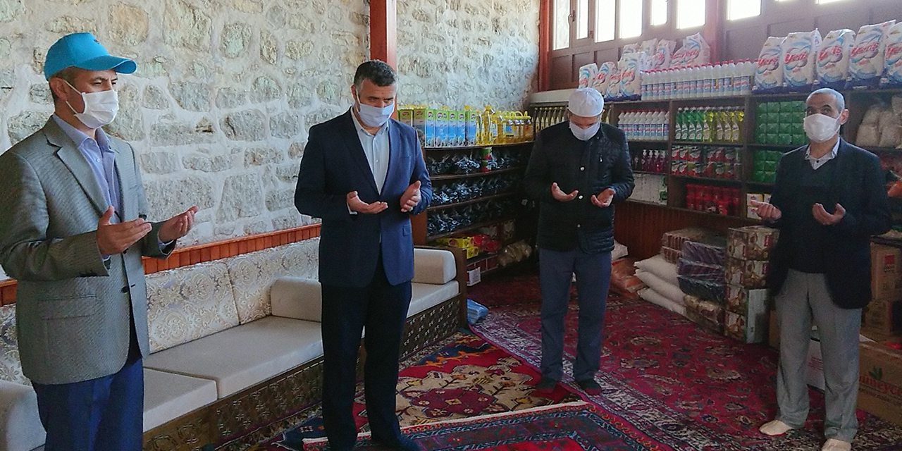 Tarihi Eşrefoğlu Camii 'hayır çarşısı' oldu