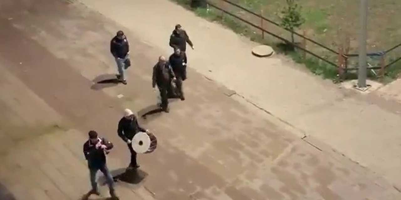 Erzurum'da yürekleri ısıtan görüntü! Misafirperverlikleri ayakta alkışlandı