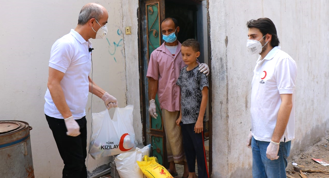 Kızılay, insani krizin sürdüğü Yemen'de 5 bin gıda kolisi dağıtıyor