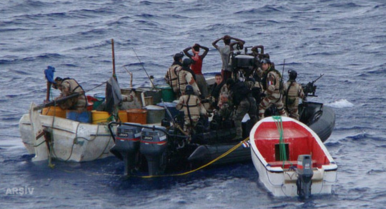 Korsanlar korona dinlemiyor! 3 gemiye saldırıp 16 denizci kaçırdılar