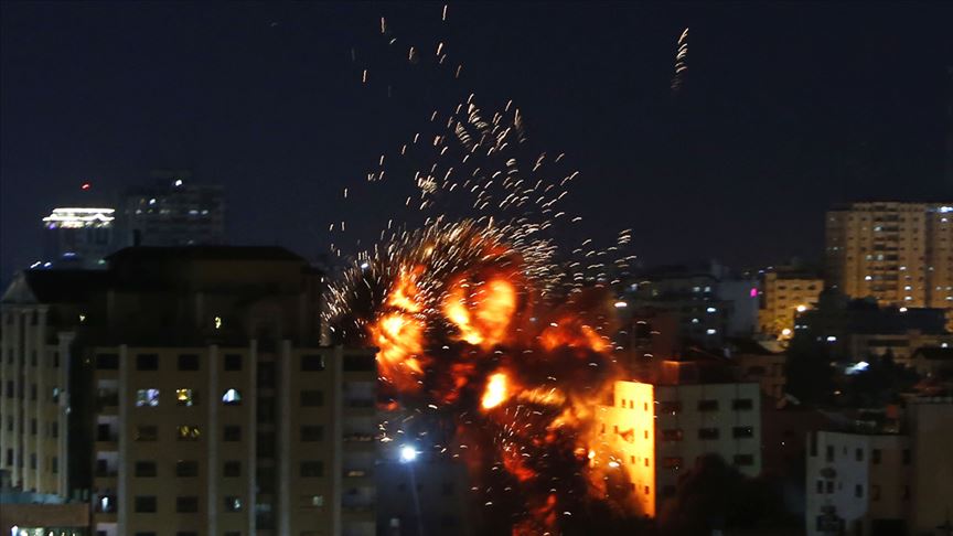 Siyonist İsrail Gazze'yi topçu ateşiyle vurdu