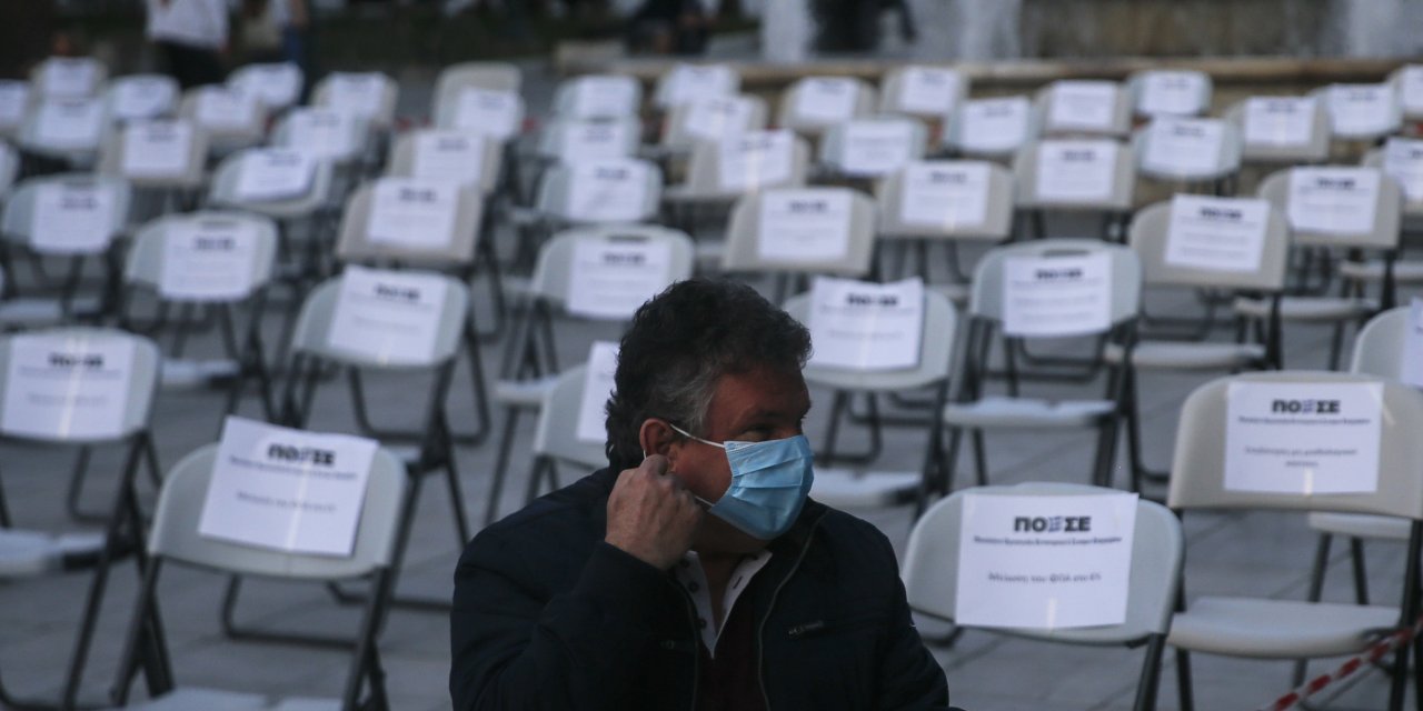 Yunanistan'da sandalyeler sokaklara taştı!