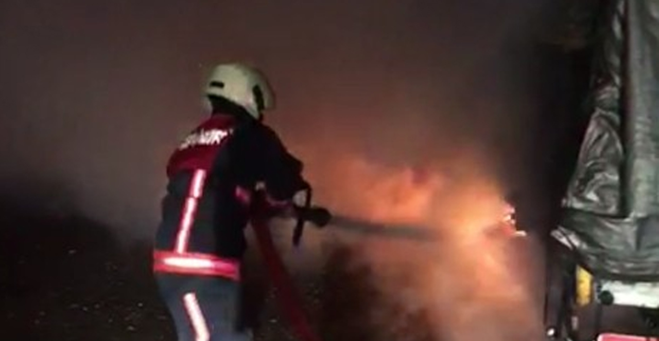 Seyir halindeki tır alev alev yandı