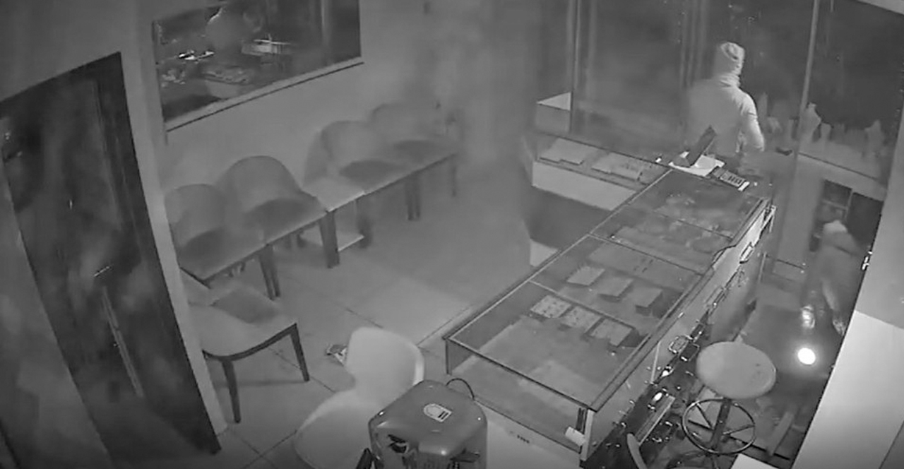 Duvarı delip kuyumcu soydular! Kameraya yakalanan zanlılar aranıyor