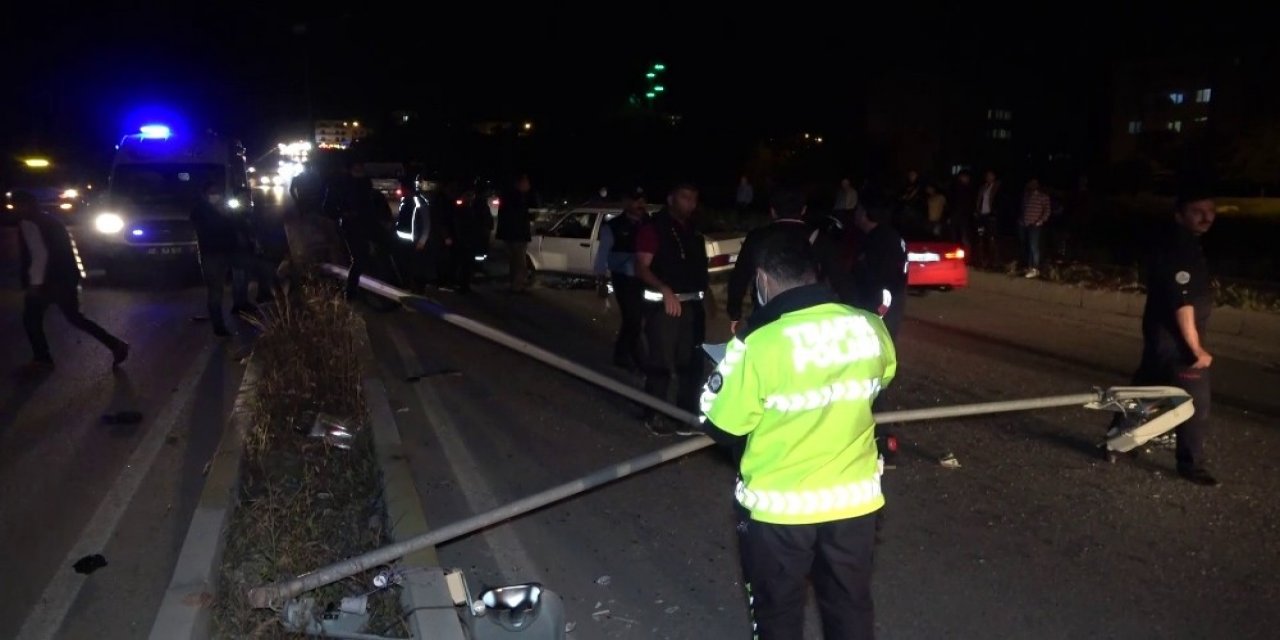 Adıyaman'da feci kaza! Direğe çarpan araçta sıkıştılar