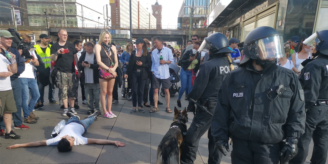 Almanya'da aşırı sağcılar tedbirleri protesto için sokağa döküldü