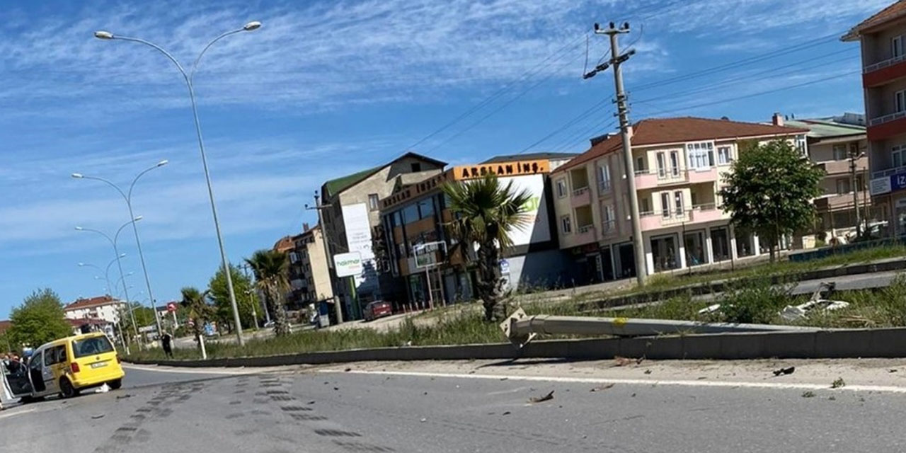 Boş yolda kontrolden çıktı! Direği devirip karşı şeride geçti
