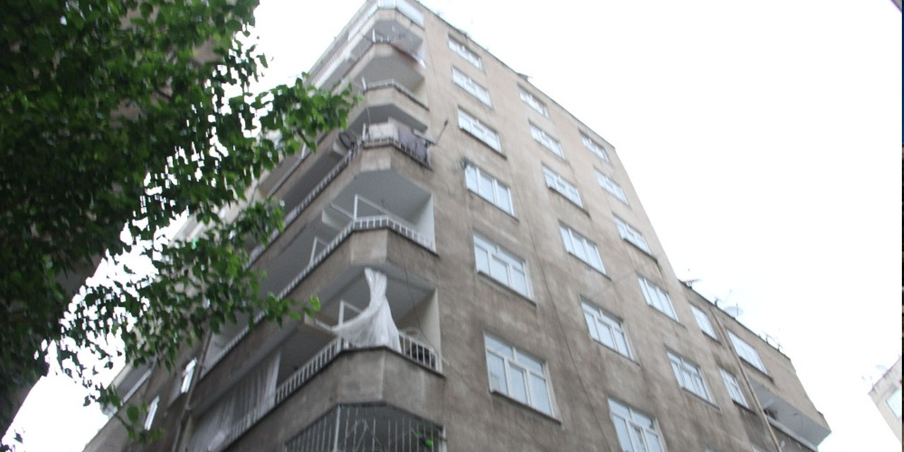 Gözü dönmüş kadın, gelinini defalarca bıçakladı