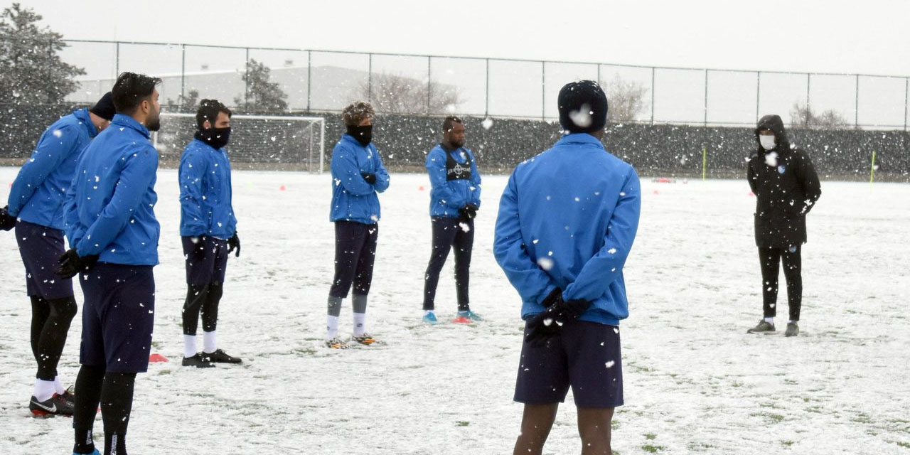 Erzurumspor lapa lapa kar altında antrenman yaptı