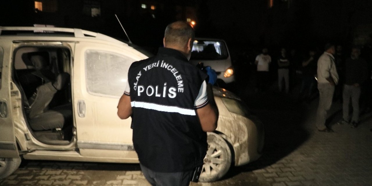 Adana'da parktaki aracı benzin döküp yaktılar!