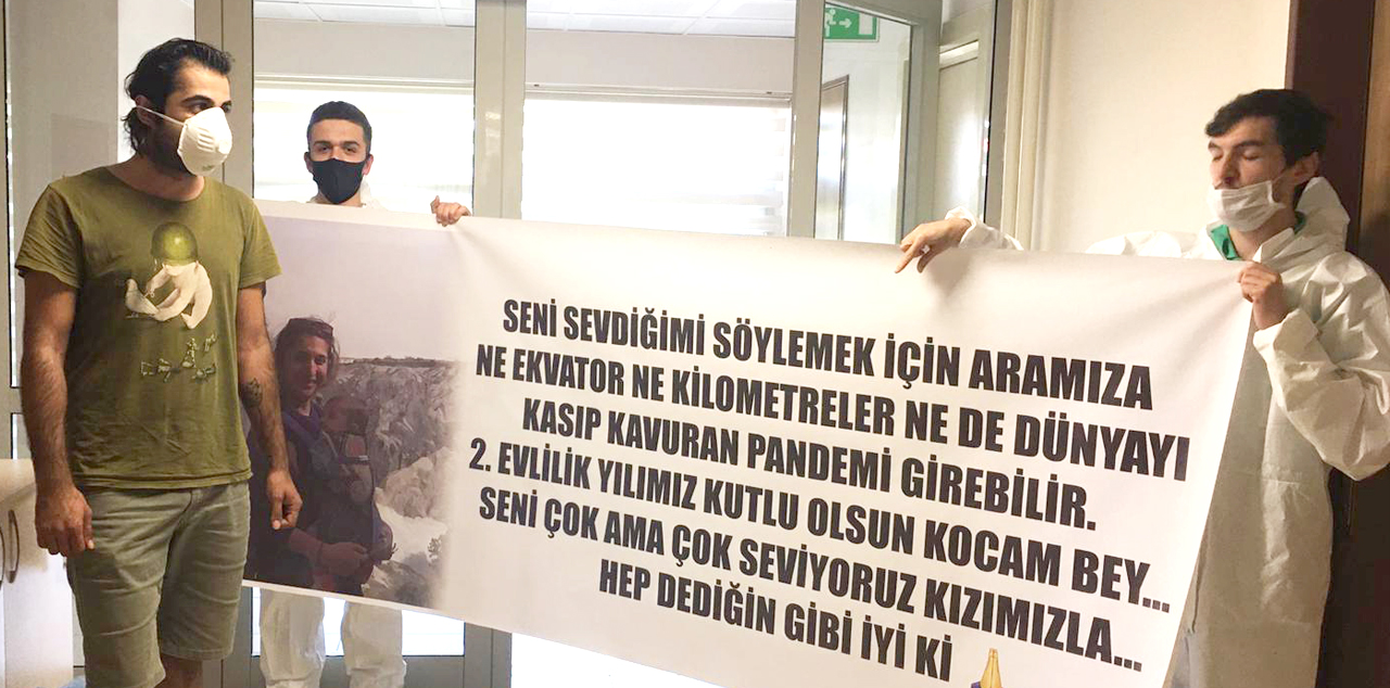 Tanzanya'dan gelip karantinaya alınan eşine pankartlı sürpriz yaptı