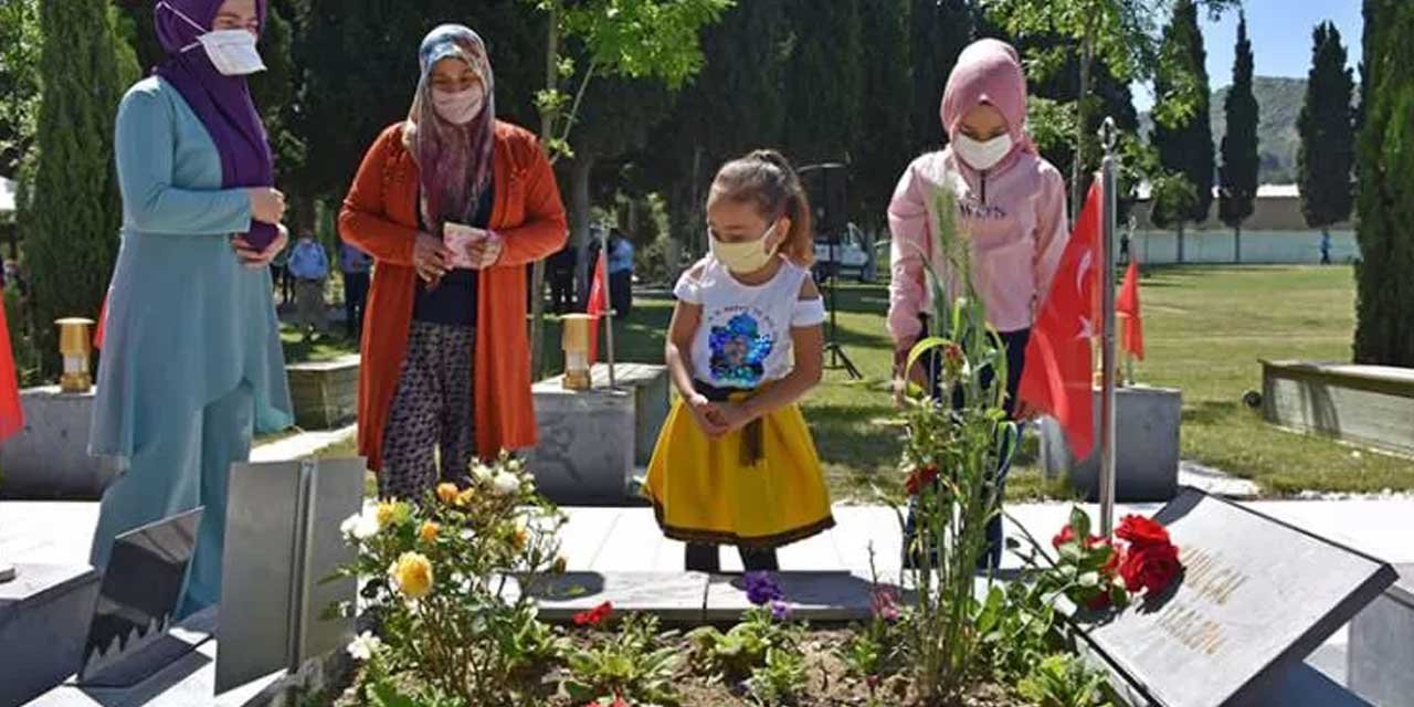 Herkes parklara koştu onlar babalarının mezarına