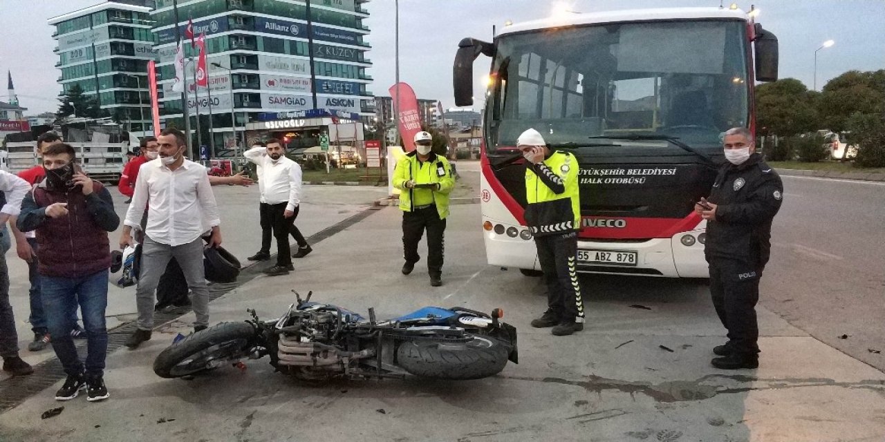 Motosiklet halk otobüsü ile çarpıştı! 2 ağır yaralı