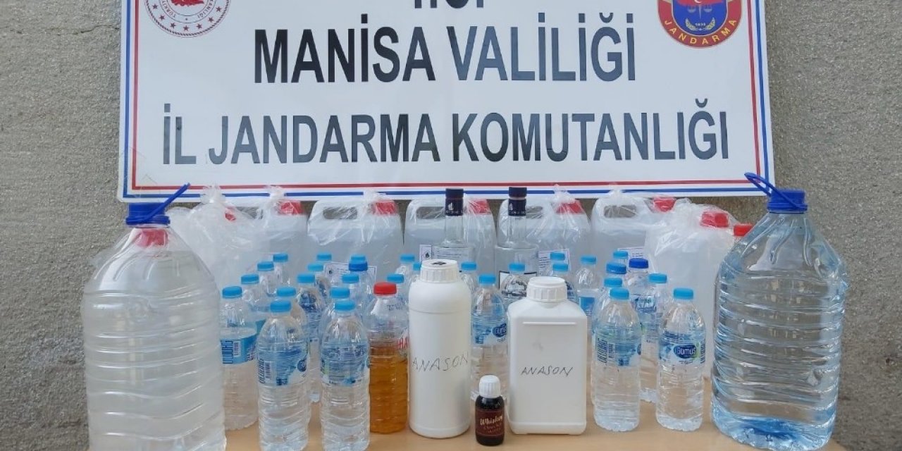 Akhisar'da litrelerce sahte alkol ele geçirildi