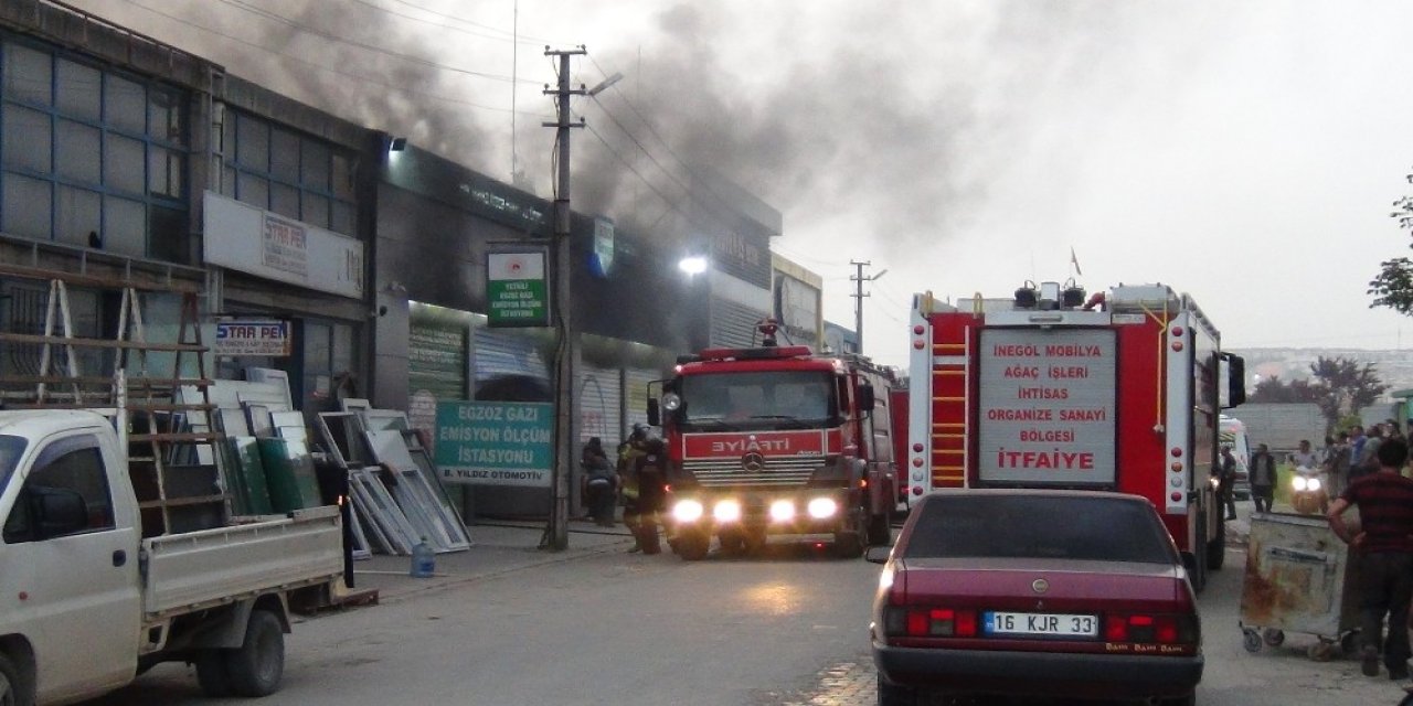 Metal sanayinde yangın! İftar vakti 3 araç kül oldu