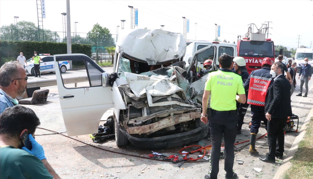 İşçi servisi ve kamyonet çarpışmıştı! Yaralanan 5 kişiden biri öldü