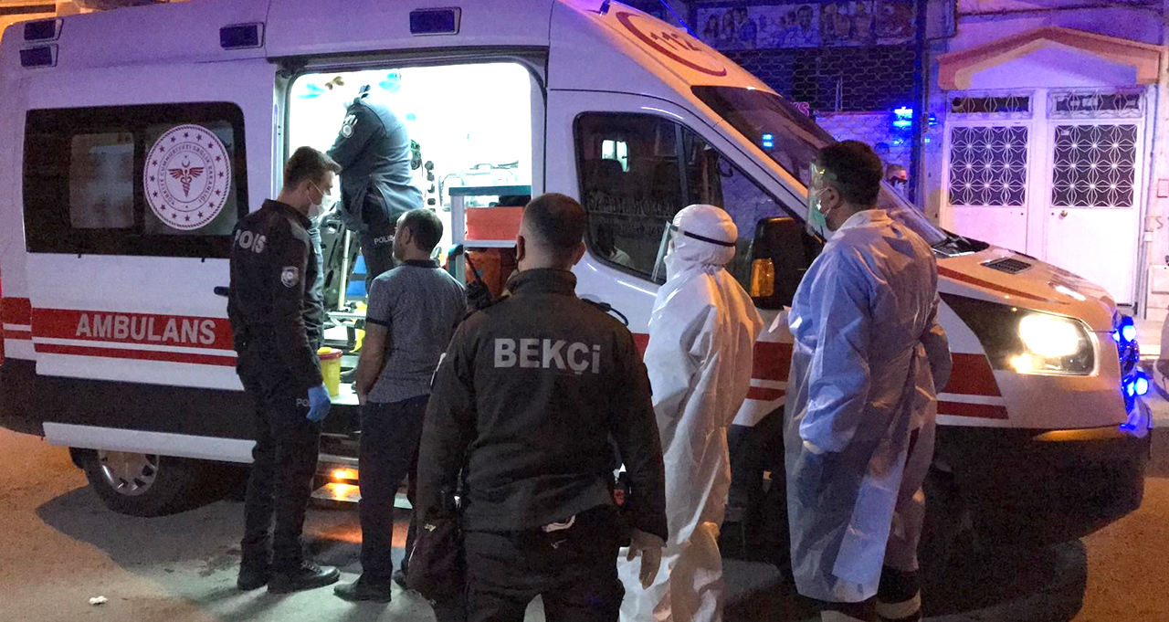 Korona şüphelisi kesici aletle direndi! Polis uzun uğraşlarla ikna etti