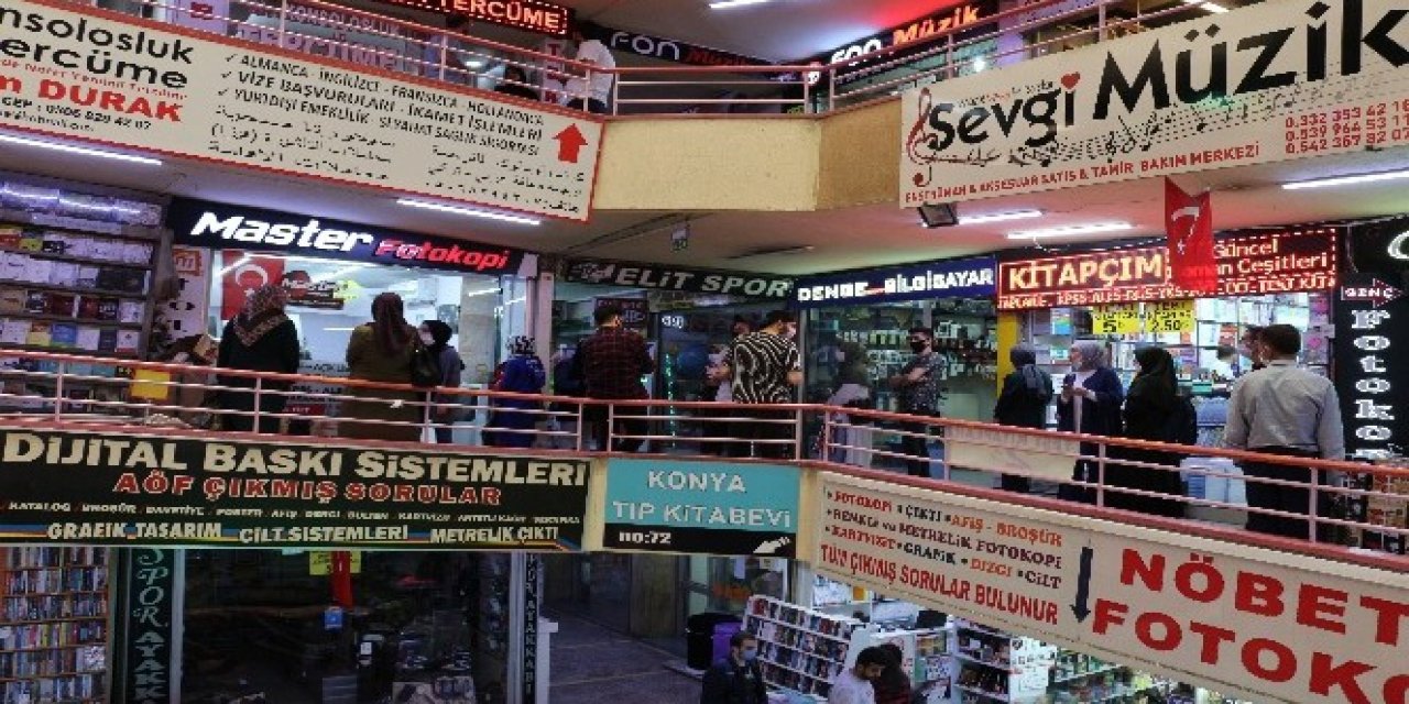 Konya'da 20 Yaş Altı Gençler İzin Günlerinde Kitapçılara Gitti