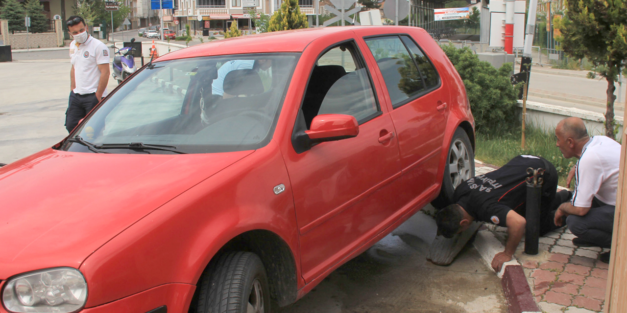 Arabaya yılan girdi! İtfaiyenin 4 saatte çıkardığı yılan doğaya bırakıldı