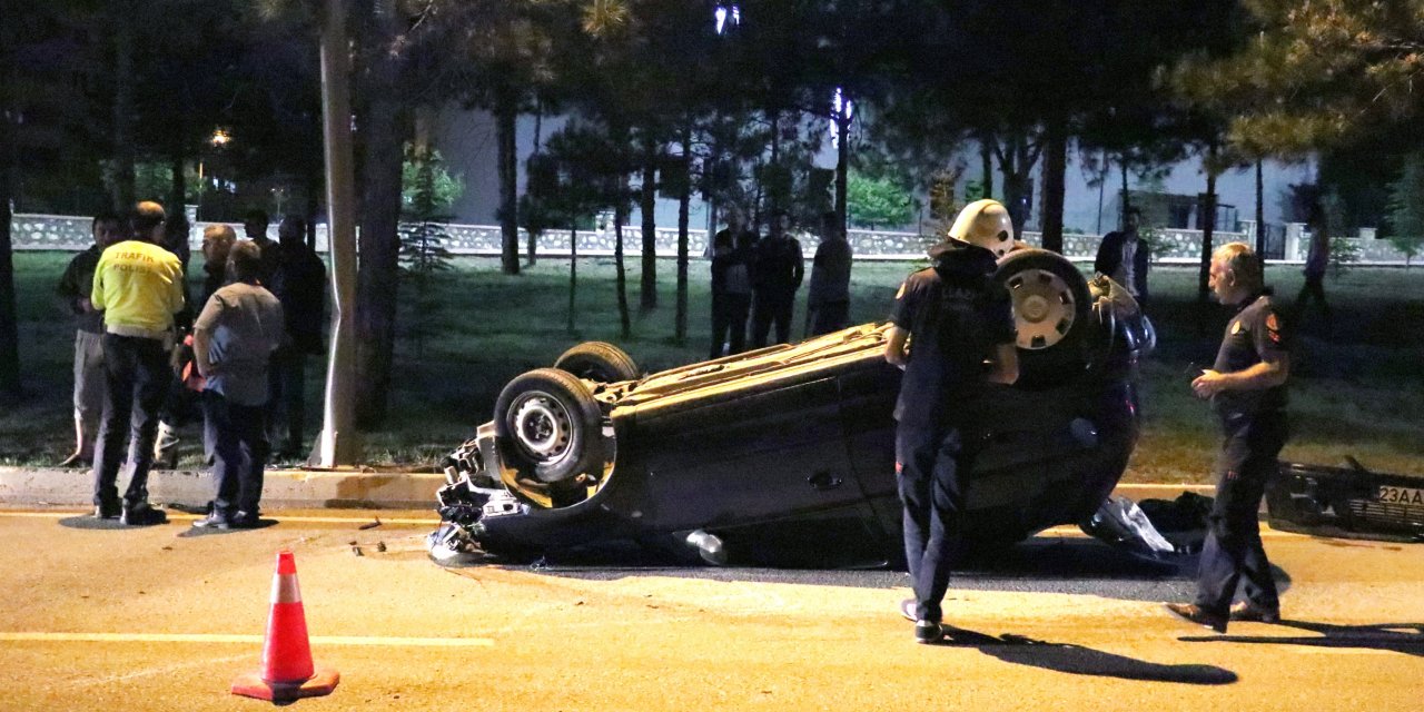 Boş yolda görünmez kaza! Takla attı, ağaca ve karşı yoldaki direğe çarptı