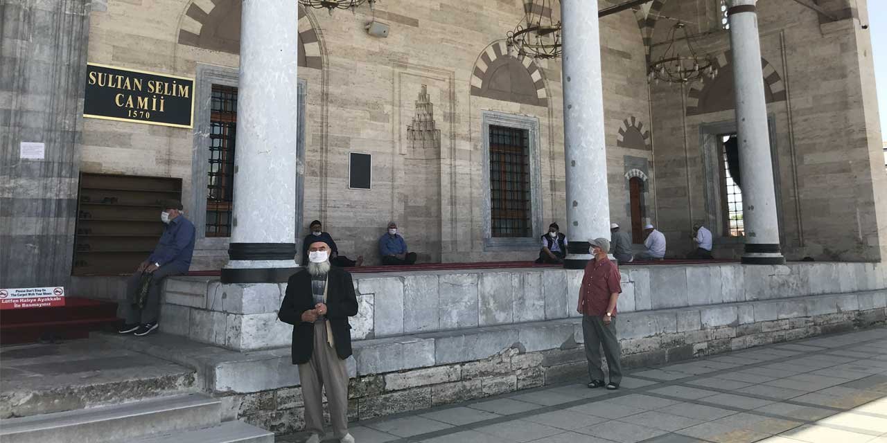 Konya'da sokağa çıkabilen vatandaşlar sevgilisine koştu