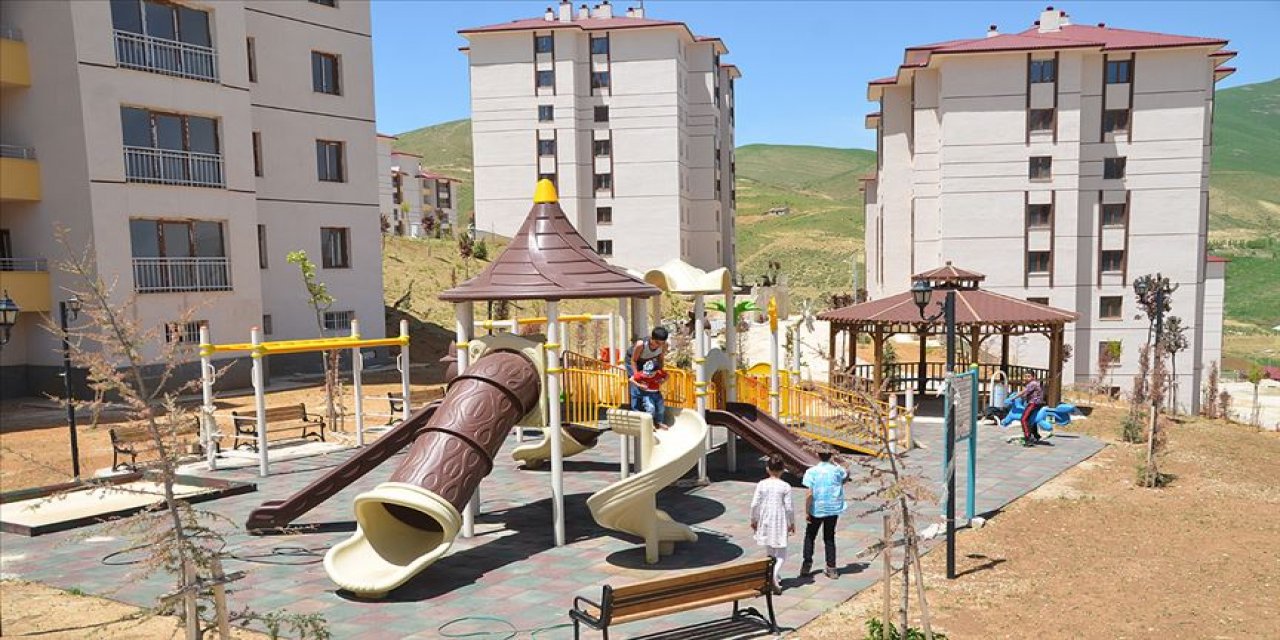 TOKİ Hakkari'de Terör Mağdurlarına Evlerini Teslim Edilmeye Başlandı
