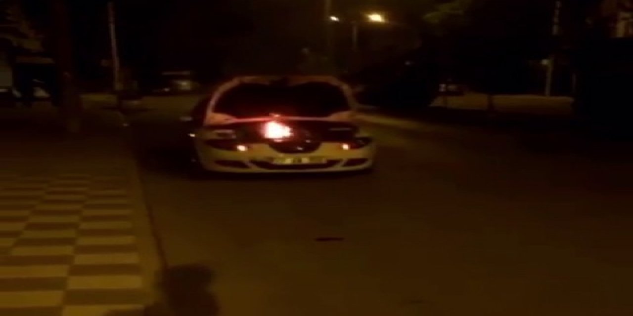 Yanan otomobili belediye görevlisi söndürdü