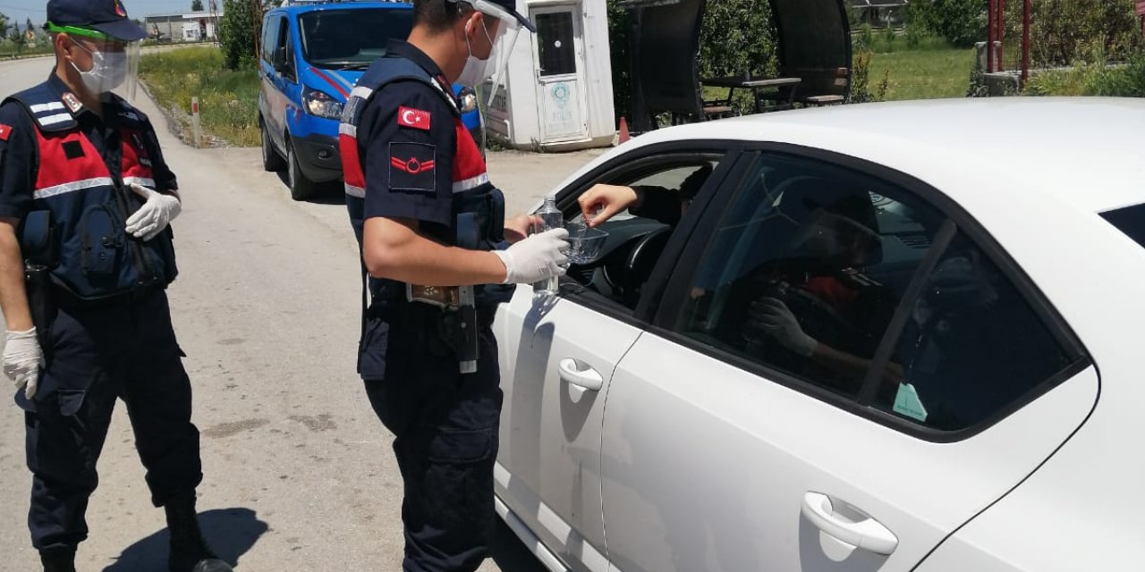 Konya Jandarmasından Şeker İkramı