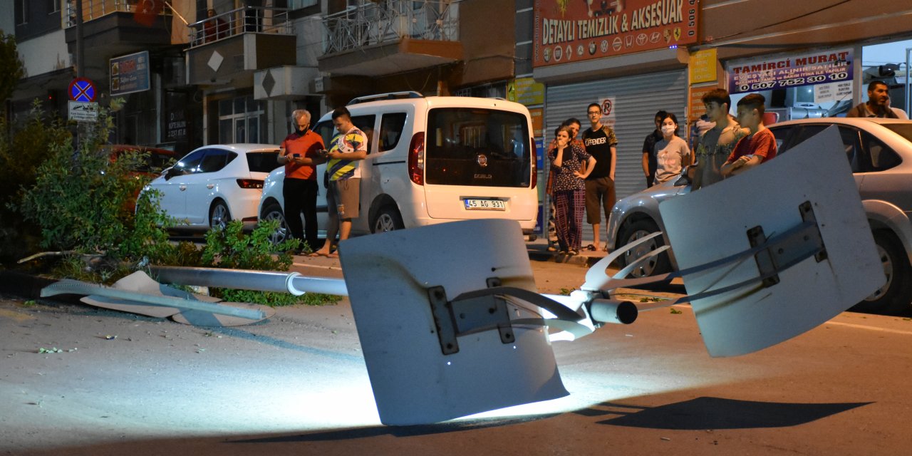 Manisa'da ilginç olay! Yasağı deldi kaza yaptı aracı olduğu yerde bıraktı ve gitti
