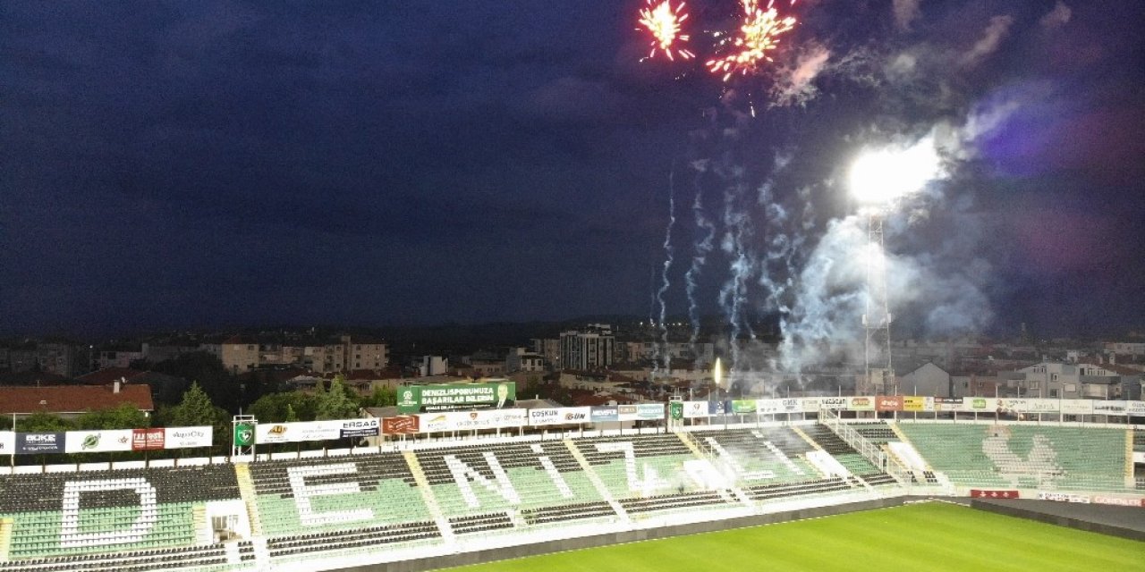 Denizli'de havai fişekler Denizlispor için patladı