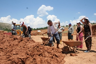 Kendi evlerinin kerpicini yapıyorlar