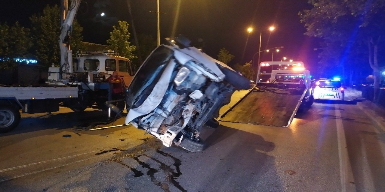 Ağaca çarpıp yan yattı! Metrelerce sürüklenen minibüsü bırakıp kaçtı