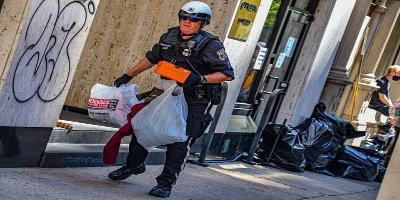 Amerikan polisi de yağmalara katılıyor! ŞOK GÖRÜNTÜLER